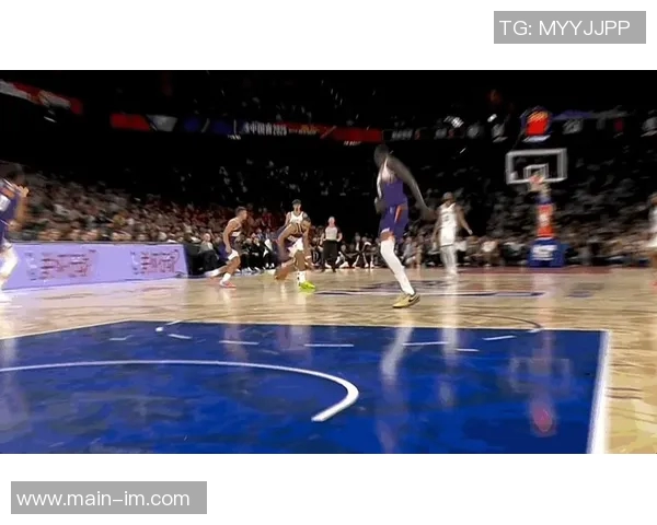 曾凡博全力以赴抢断狄龙皮球倒地争抢引发犯规争议